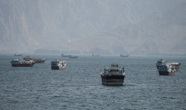 होर्मुज में हमला! पनामा झंडे वाले जहाज पर प्रोजेक्टाइल गिरा, 11 भारतीय नाविक घायल; ओमान पहुंचाया गया