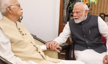 25 साल के जनसेवा सफर पर पीएम मोदी ने आडवाणी से लिया आशीर्वाद, बोले- देश के लिए उनका योगदान अमिट है