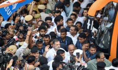 राजघाट पहुंचे 300 विपक्षी सांसद, गांधी स्मारक पर धरने पर बैठे राहुल-प्रियंका