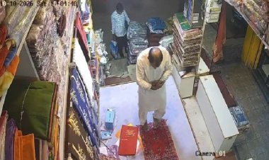 नमाज पढ़ने के दौरान दुकान से कंबल-तकिया चोरी! जमुई में CCTV में कैद हुई घटना