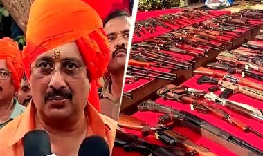 500 से ज्यादा देशी-विदेशी हथियारों का जखीरा! दशहरे पर राजा भैया ने किया शस्त्र पूजन, वैदिक मंत्रों के बीच दिखाया पारंपरिक अंदाज