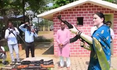 ब्लू साड़ी में राइफल संभाले अंकिता शर्मा... सोशल मीडिया पर छाया लेडी IPS का स्वैग
