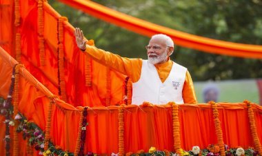 काशी में मोदी मैजिक! भव्य रोड शो में उमड़ा जनसैलाब, ‘हर हर महादेव’ के नारे से गूंजा वाराणसी