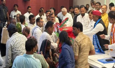 यूपी चुनाव से पहले बीजेपी-बीएसपी को झटका, 10 नेताओं ने थामा सपा का दामन
