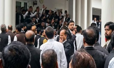 झांसी: गुस्साए वकीलों की भीड़ ने दरोगा को दौड़ा-दौड़ाकर पीटा, जान बचाकर भागा; 4 अधिवक्ताओं पर FIR