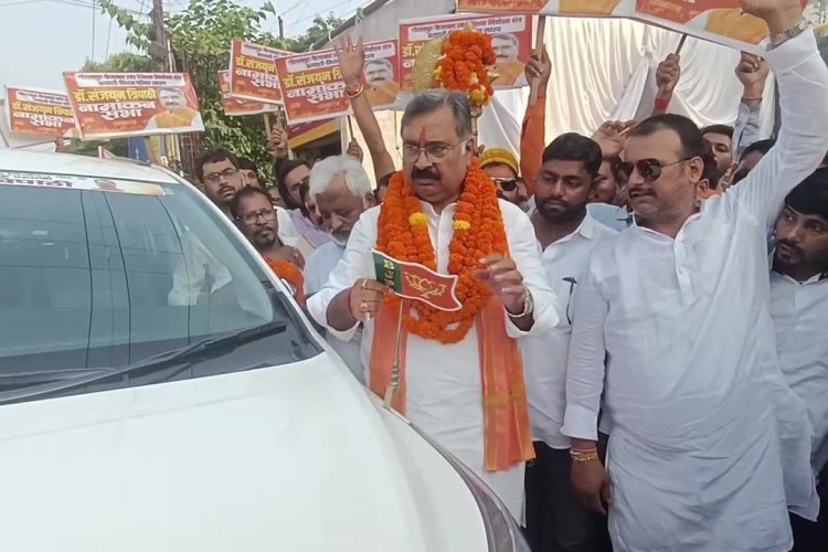 बीजेपी से बगावत! टिकट कटा तो डॉ. संजयन त्रिपाठी ने कार से उतारा बीजेपी का झंडा, निर्दलीय ठोकी ताल