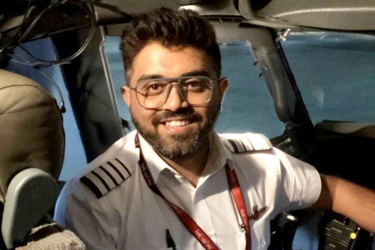 कॉकपिट में हमला, फिर भी नहीं डिगे कैप्टन स्मित मच्छार, यात्रियों की जान बचाने पर एक करोड़ का सम्मान