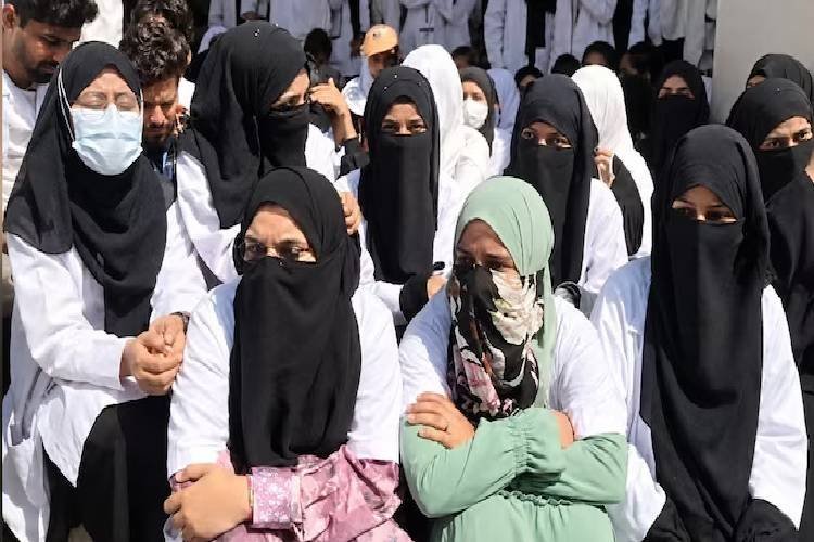 जम्मू-कश्मीर मेडिकल कॉलेज में बवाल! लेबर रूम में बुर्का पर रोक के बाद छात्रों का प्रदर्शन, प्रोफेसर के खिलाफ शिकायत
