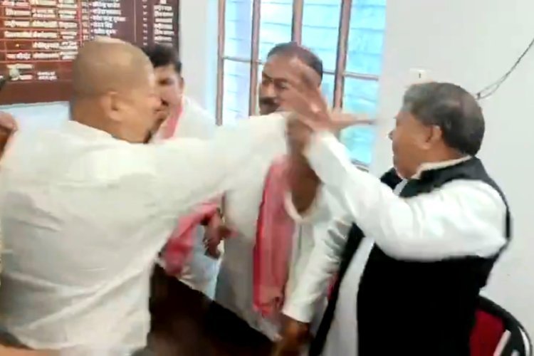 सपा की प्रेस कॉन्फ्रेंस में कुर्सी पर बवाल, पूर्व जिलाध्यक्ष को मारा गया थप्पड़, मची खलबली