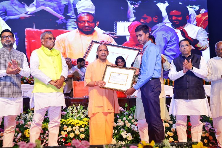 योगी का बड़ा ऐलान नहीं, सीधे खाते में मदद! 4.60 लाख छात्रों को 148 करोड़ की छात्रवृत्ति