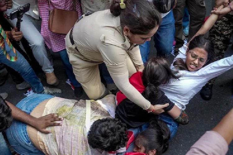 जंतर मंतर पर पत्रकार के साथ अश्लील हरकत का आरोप, राहुल गांधी ने अमित शाह से मांगा जवाब