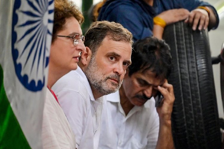 हिरासत में राहुल-प्रियंका, पुलिस ने आकाशवाणी भवन भी खाली कराया