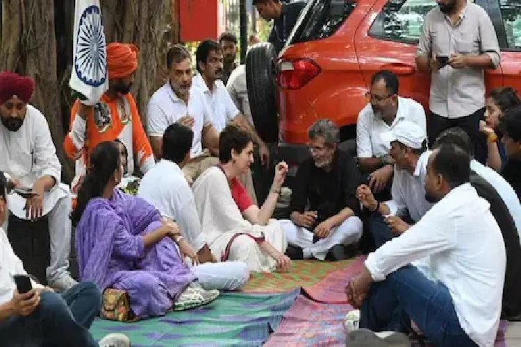 दिल्ली पुलिस ने लिया बड़ा एक्शन, आकाशवाणी भवन में जबरन घुसने पर राहुल और प्रियंका गांधी पर FIR दर्ज