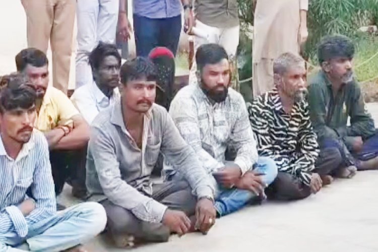 गुजरात: प्रेमी संग भागी विवाहिता को पेड़ से बांधा, भीड़ के सामने यौन संबंध बनाने पर किया मजबूर!