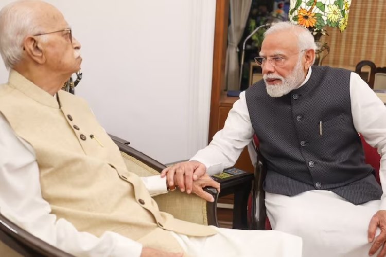 25 साल के जनसेवा सफर पर पीएम मोदी ने आडवाणी से लिया आशीर्वाद, बोले- देश के लिए उनका योगदान अमिट है
