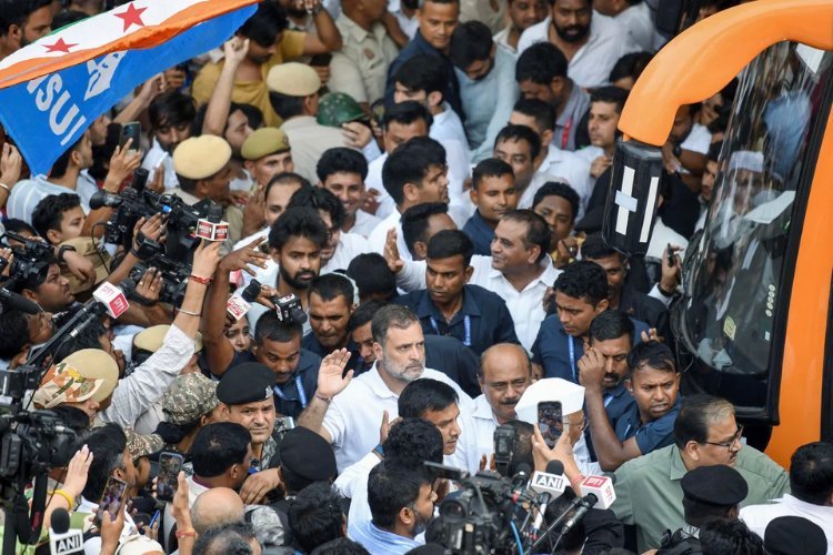 राजघाट पहुंचे 300 विपक्षी सांसद, गांधी स्मारक पर धरने पर बैठे राहुल-प्रियंका