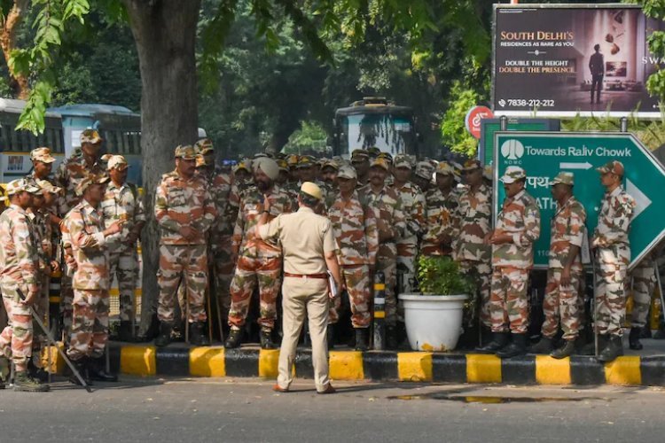 जजीरों से बंधे बैरिकेड्स, नोएडा बॉर्डर पर BSF तैनात… 'कोकरोच' प्रदर्शन से पहले छावनी बनी दिल्ली