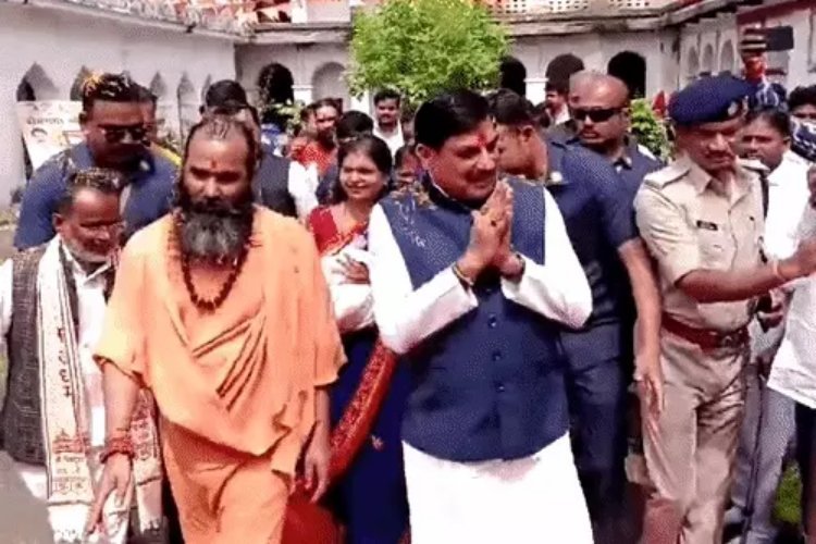 गयाजी पहुंचे मध्य प्रदेश के सीएम मोहन यादव, कुलदेवी मां वराह देवी की पूजा कर पितरों का किया तर्पण