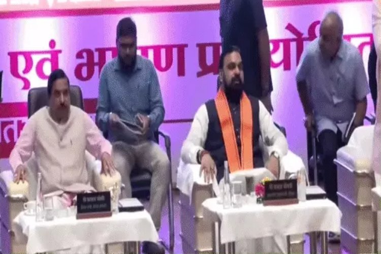 पटना में केंद्रीय मंत्री प्रह्लाद जोशी ने शुरू किया स्वच्छता अभियान, बापू सभागार में चित्रकला व भाषण प्रतियोगिता का आयोजन