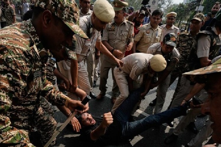 सुप्रीम कोर्ट का बड़ा आदेश: शांतिपूर्ण प्रदर्शनकारियों को अवैध हिरासत में नहीं रखा जा सकता