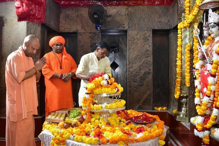 नवरात्रि के पहले दिन सीएम योगी ने देवी पाटन मंदिर में की आराधना, लोक मंगल और गौसेवा का लिया संकल्प