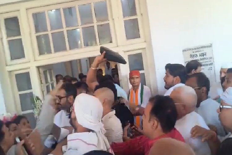 लखनऊ कांग्रेस दफ्तर में आराधना मिश्रा के पदभार ग्रहण में अजय राय के समर्थक भिड़े, जमकर चले जूते-चप्पल