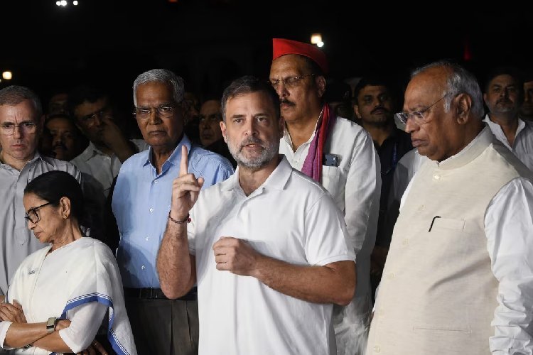 'डरो मत, कल पूरा भारत सुप्रीम कोर्ट तक मार्च करेगा'... राहुल गांधी का ऐलान, विपक्षी दल इंडिया गेट से सुप्रीम कोर्ट तक करेंगे मार्च