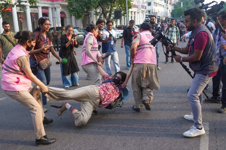 जंतर-मंतर पर महिला प्रदर्शनकारियों के साथ दुर्व्यवहार? CRPF अधिकारी ने ही कर दी दिल्ली पुलिस की शिकायत!