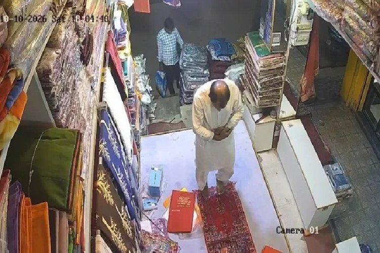 नमाज पढ़ने के दौरान दुकान से कंबल-तकिया चोरी! जमुई में CCTV में कैद हुई घटना