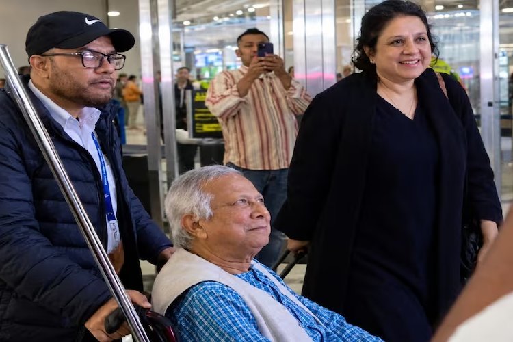'तुम आतंकवादी हो, हजारों लोगों को मारा...' न्यूयॉर्क एयरपोर्ट पर मोहम्मद यूनुस का बांग्लादेशी प्रवासियों ने किया विरोध