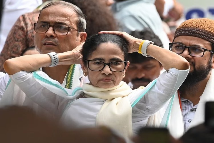 ममता बनर्जी पर चाकू से हमले की कोशिश! साड़ी में छिपाकर लाई थी हथियार, TMC कार्यकर्ताओं ने पकड़ा