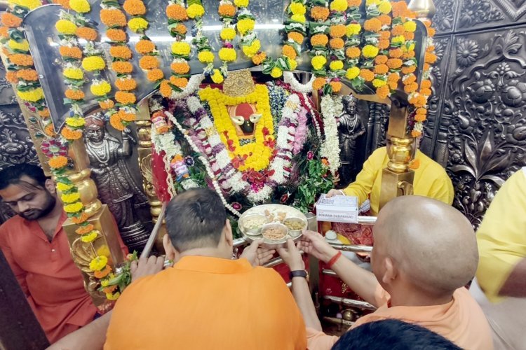 मुख्यमंत्री योगी ने किया मां विंध्यवासिनी का दर्शन-पूजन, गंगा नदी किनारे निर्माणाधीन घाटों का किया निरीक्षण
