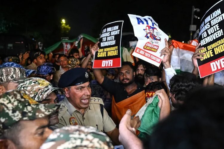 कनॉट प्लेस में पुलिस का एक्शन! प्रदर्शनकारियों को हटाया, दिपके-नेहा बोरा समेत 150 लोग हिरासत में