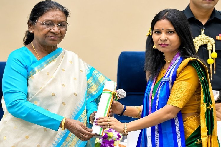 बाढ़ के बीच छात्राओं के लिए उम्मदी बनीं बिहार की बिटिया पुष्पा प्रसाद को मिला राष्ट्रीय शिक्षक पुरस्कार