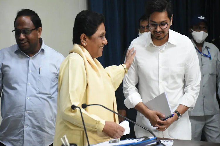 मायावती ने आकाश आनंद को मैदान में उतारा! जनसभाओं का पूरा शेड्यूल जारी, ससुर की वापसी को नकारा?