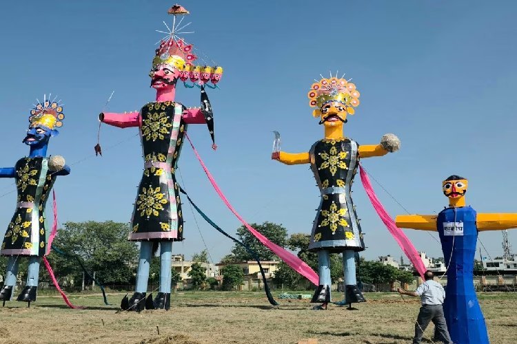 दिल्ली के साथ-साथ यूपी में भी रावण के साथ जलेगा 30 फुट ऊंचा कॉकरोच का पुतला!