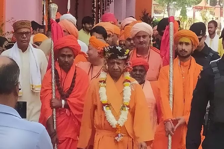 विजयादशमी पर गोरखनाथ मंदिर में नाथ पंथ की दिव्य परंपरा कायम, सीएम योगी ने गुरु गोरखनाथ की विधि-विधान से पूजा की