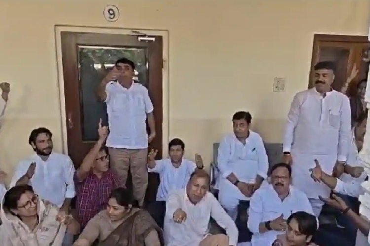 रितु बराला केस में FIR के लिए रातभर जयपुर कमिश्नरेट में डटे रहे डोटासरा, गद्दे बिछाकर सोए कांग्रेस नेता