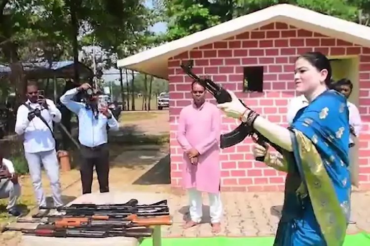 ब्लू साड़ी में राइफल संभाले अंकिता शर्मा... सोशल मीडिया पर छाया लेडी IPS का स्वैग