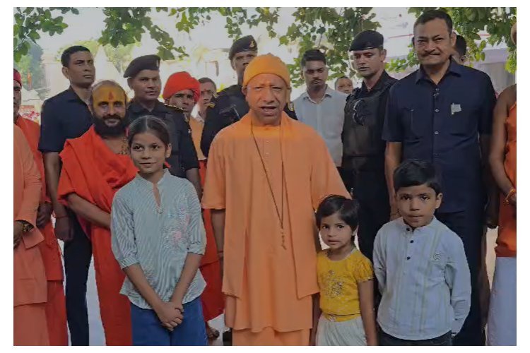 जमीन कब्जे पर कड़ी कार्रवाई, इलाज में भरपूर मदद का ऐलान, CM योगी ने सुनीं 200 लोगों की समस्याएं