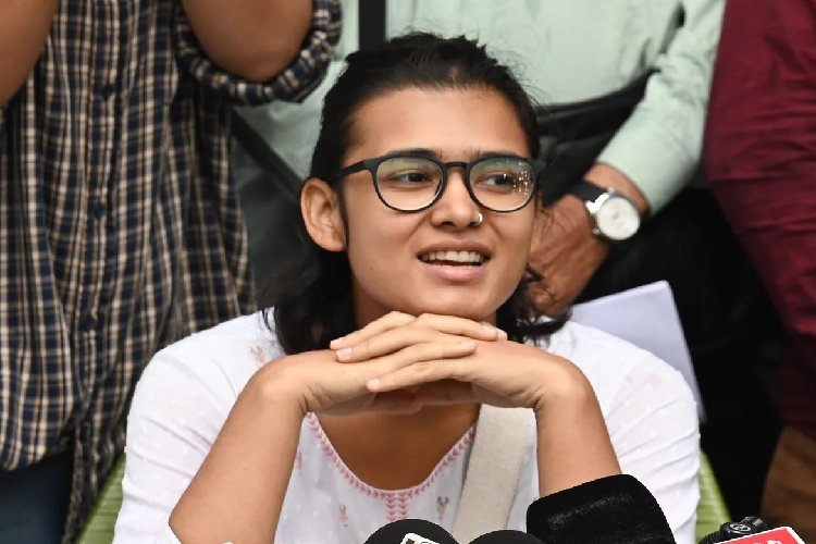 'पीस बॉन्ड नहीं साइन करूंगी...' हाई कोर्ट से झटके के बाद भी नेहा बोरा का सख्त रुख, बताई ये वजह