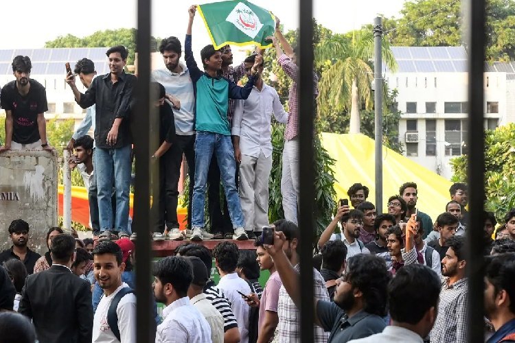 जामिया में नारों का बवाल! छात्र संघ बहाली के प्रदर्शन के बीच सभी क्लास अचानक ऑनलाइन, पढ़ाई पर खतरा?