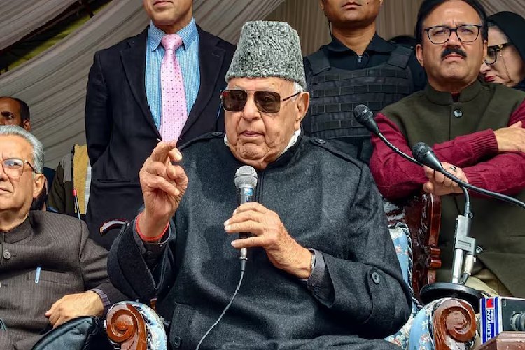 ''पाकिस्तान हमें बचा रहा है, वरना दिल्ली के इरादे ठीक नहीं'' बिना सोचे ये क्या बोल गए फारूक?