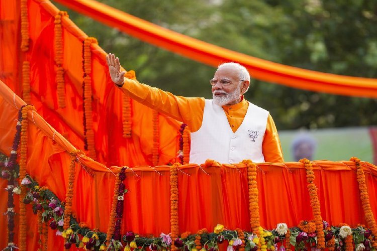 काशी में मोदी मैजिक! भव्य रोड शो में उमड़ा जनसैलाब, ‘हर हर महादेव’ के नारे से गूंजा वाराणसी