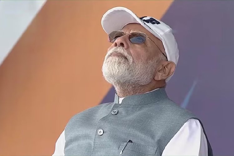 काशी के आसमान में गूंजा शौर्य! पीएम मोदी की मौजूदगी में राफेल-मिराज ने दिखाया जलवा, ‘विंग्स ओवर गंगा’ एयर शो ने बांधा समां