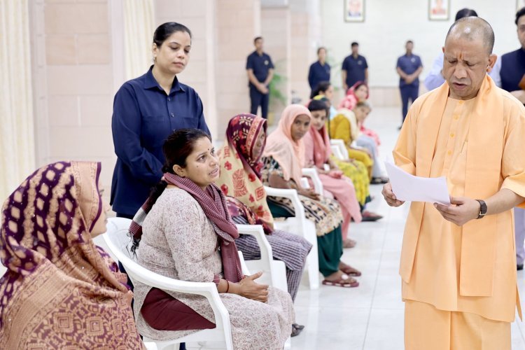 जनता दर्शन में CM योगी ने किया आश्वस्त, आपकी समस्या का समाधान सरकार की सर्वोच्च प्राथमिकता