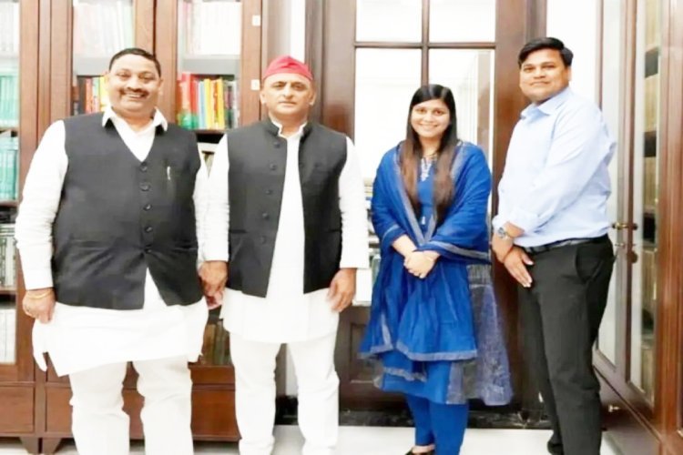 BJP के पूर्व सांसद धर्मेंद्र कश्यप और बेटी सपा में शामिल, BSP के आबिद अली भी पहुंचे