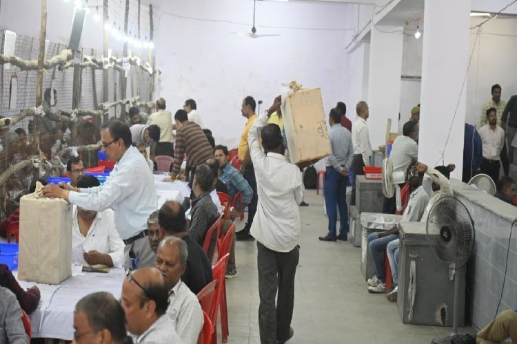 PM मोदी की काशी में अखिलेश की सपा आगे...वाराणसी MLC काउंटिंग में सपा के पक्ष में रुझान