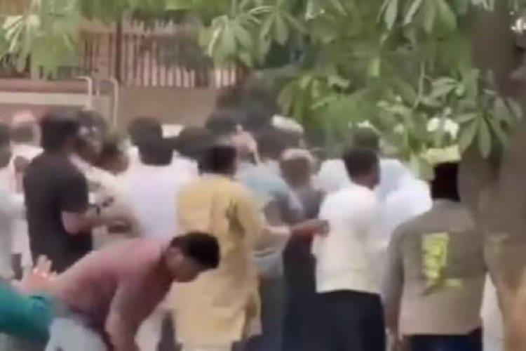 वाराणसी में गजब हो गया! MLC चुनाव प्रेक्षक के खिलाफ धरने पर बैठे भाजपाई, अपने ही प्रशासन के खिलाफ नारेबाजी