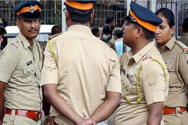यूपी चुनाव से पहले 2000 से ज्यादा पुलिसकर्मियों के तबादले की तैयारी में योगी सरकार, 20 से ज्यादा IPS अफसर भी दायरे में